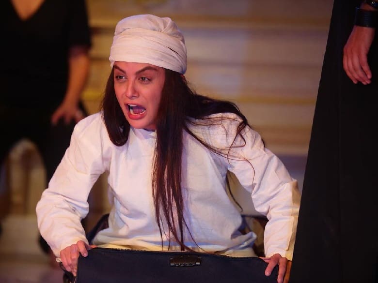 مارال فرجاد در اروپا حجاب نصفه و نیمه‌ای داشته است.