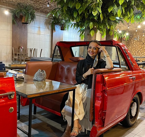 حضور "نفیسه روشن" در یک رستوران با تیپ عروسی/ عکس