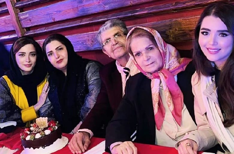 بهنوش طباطبایی دورهمی خانوادگی داشته است. بهنوش طباطبایی دورهمی خانوادگی داشته است.