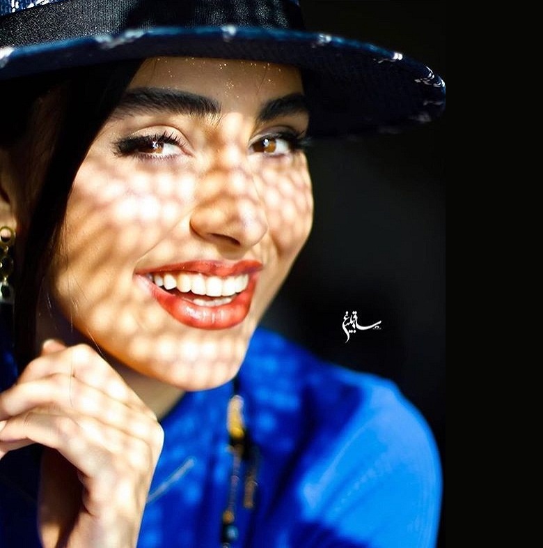 لاله مرزبان کلاه شاپو گذاشته است.