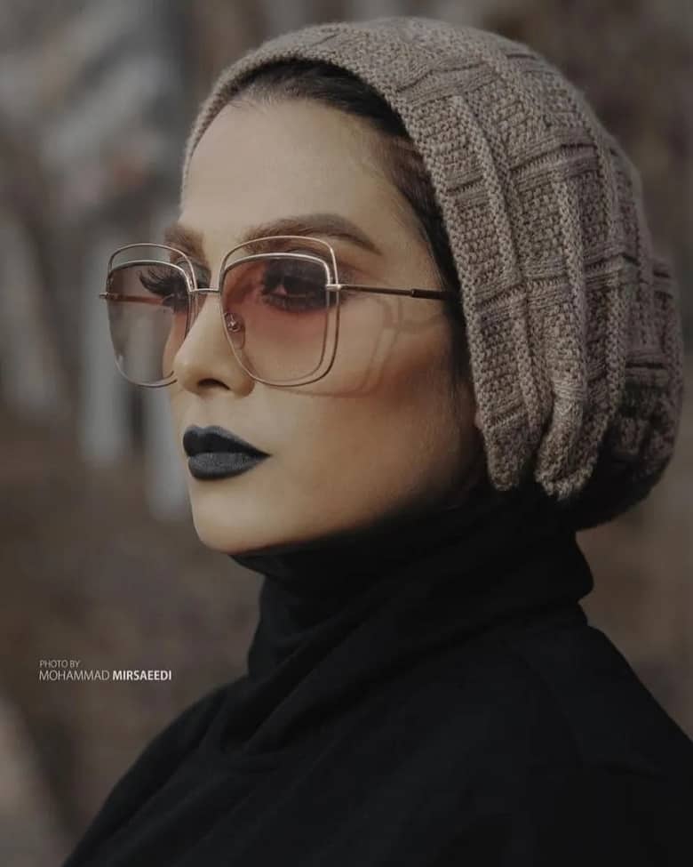 همسر شیک احمد مهرانفر ترکیب مشکی زده است.