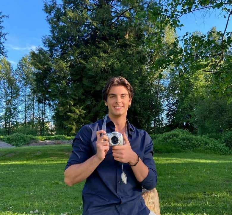 سام گوشه زیباترین مرد جهان است.