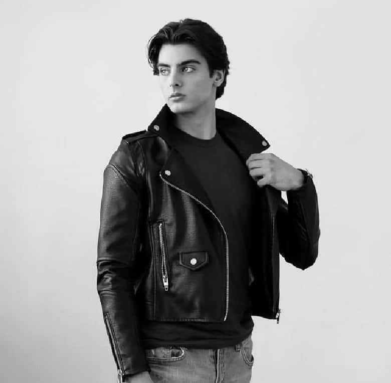 سام گوشه زیباترین مرد جهان است.