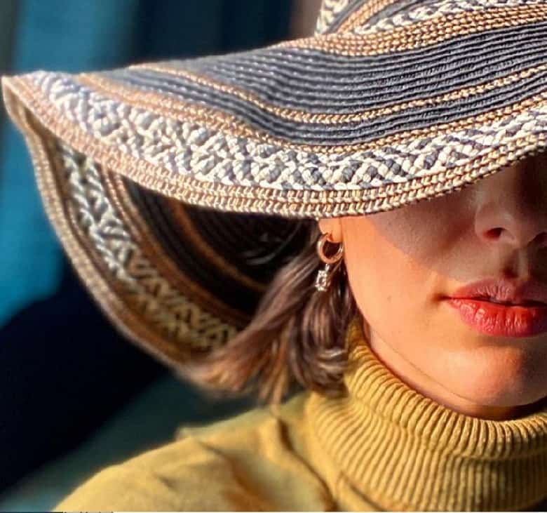 لاله مرزبان کلاه متفاوتی بر سر گذاشته است.