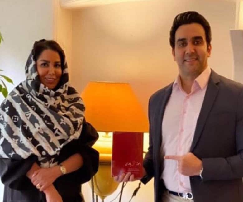 پوریا پورسرخ در کنار زنی اسرارآمیز دیده شده است.