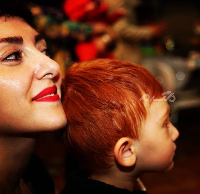 مهسا کرامتی چشم سبز پسر موقرمزی دارد.