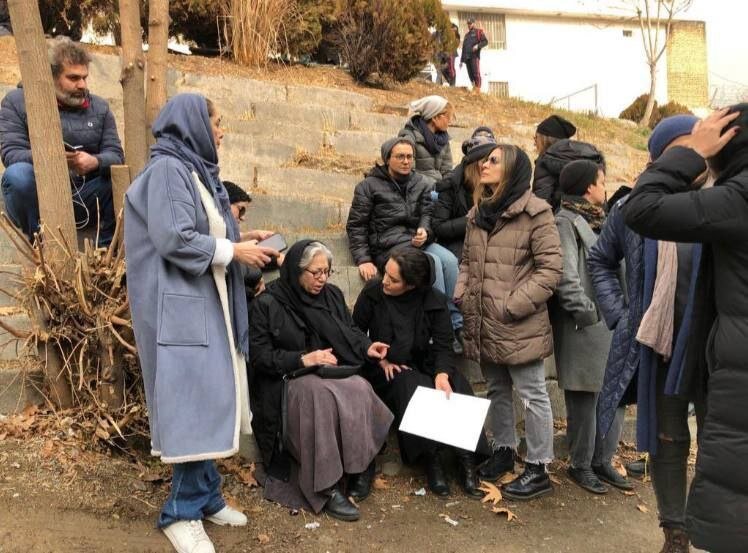 حضور برخی هنرمندان برای اطلاع از وضعیت ترانه علیدوستی در مقابل اوین/ عکس