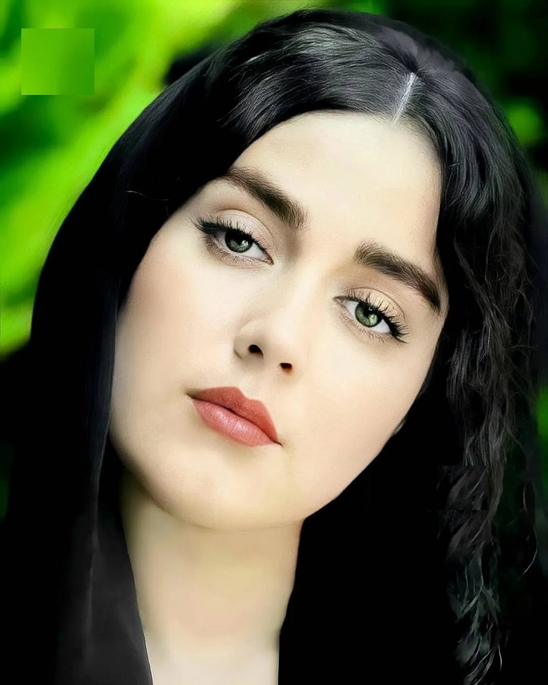 افسانه پاکرو با چشم‌های خاصی دیده شده است.