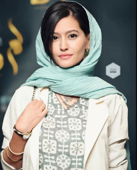 پردیس احمدیه با نگاه معصومانه به دوربین چشم دوخته است.