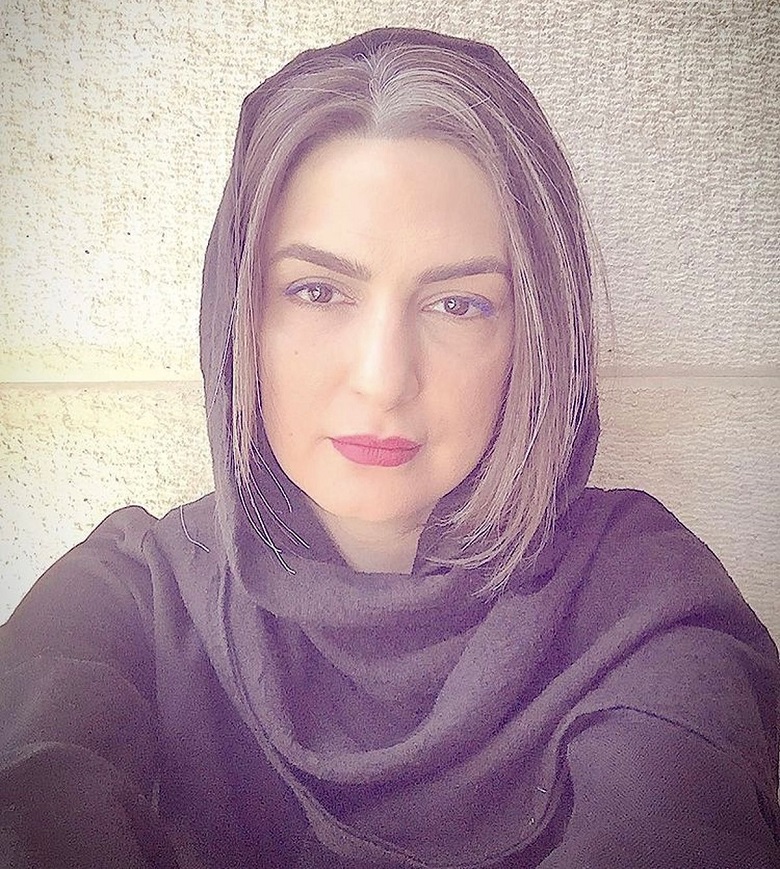 مریم شیرازی چهره غمگین و افسرده دارد.