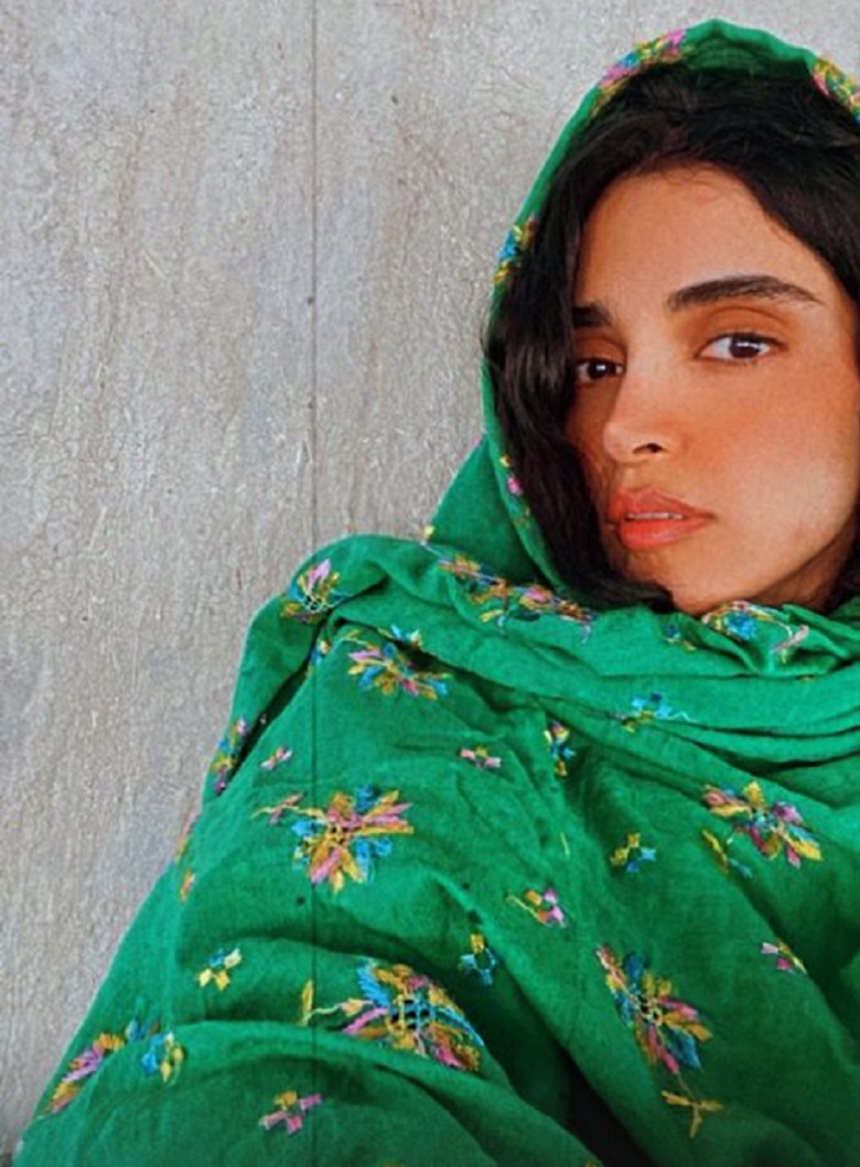 الهه حصاری با تیپ و لباس بلوچی دیده شده است.