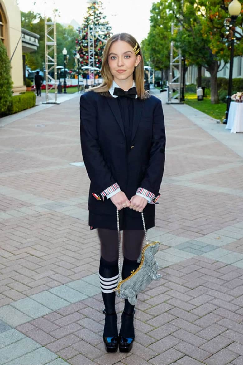 سیدنی سویینی بازیگر مشهور هالیوودی از الناز شاکردوست تقلید کرده بود. سیدنی سویینی بازیگر مشهور هالیوودی از الناز شاکردوست تقلید کرده بود.