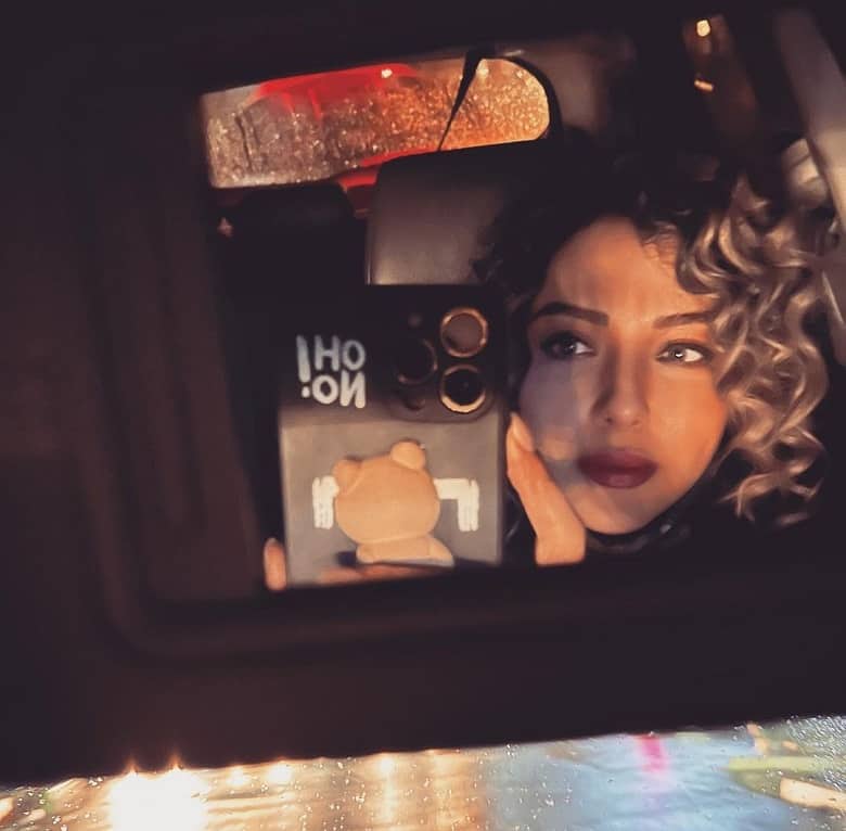 لیلا اوتادی فرفری شده است.