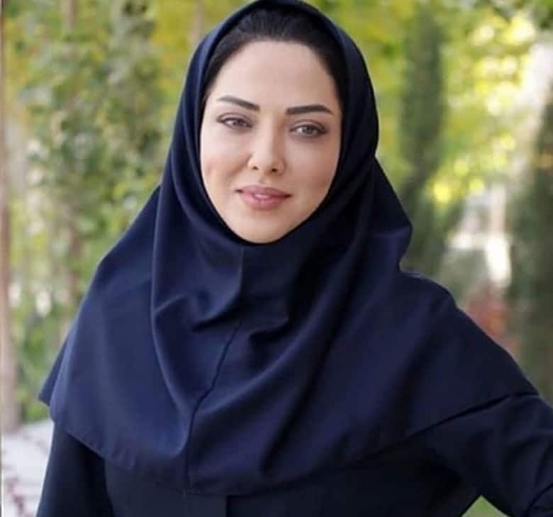 لیلا اوتادی با تیپ کارمندی دیده شده است.