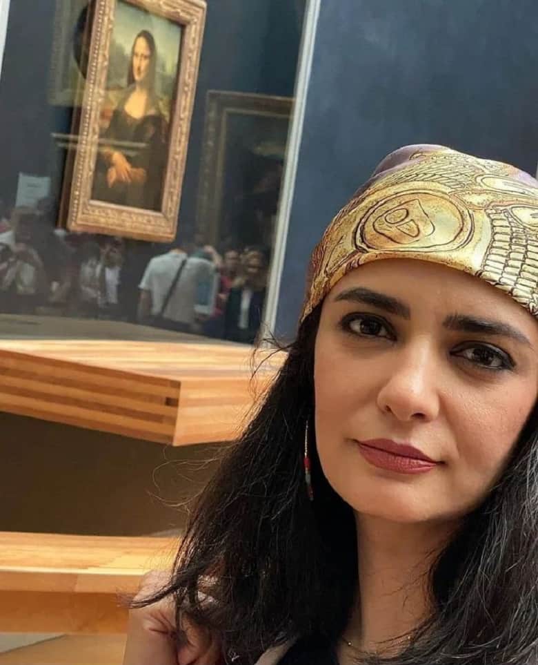 لیندا کیانی با مونالیزا سلفی گرفته است.