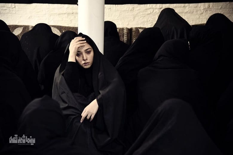 آناهیتا درگاهی با چادر دیده شده است.