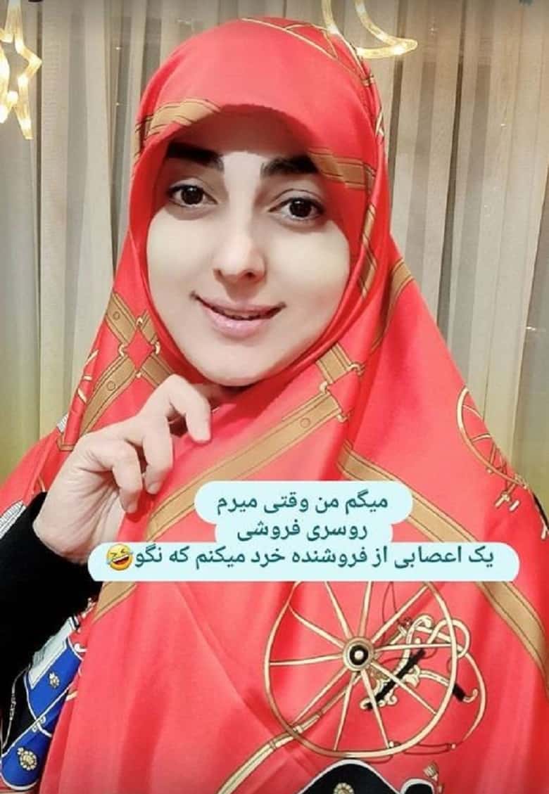 ستاره سادات قطبی محجبه هنگام انتخاب روسری قر و فر داشته است.