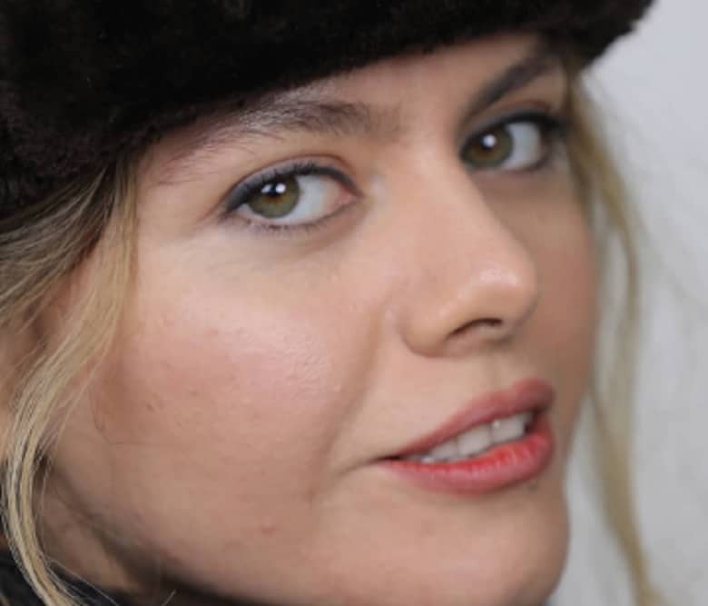 غزاله نظر بازیگر بور چشم‌هایش را به نمایش گذاشته است.