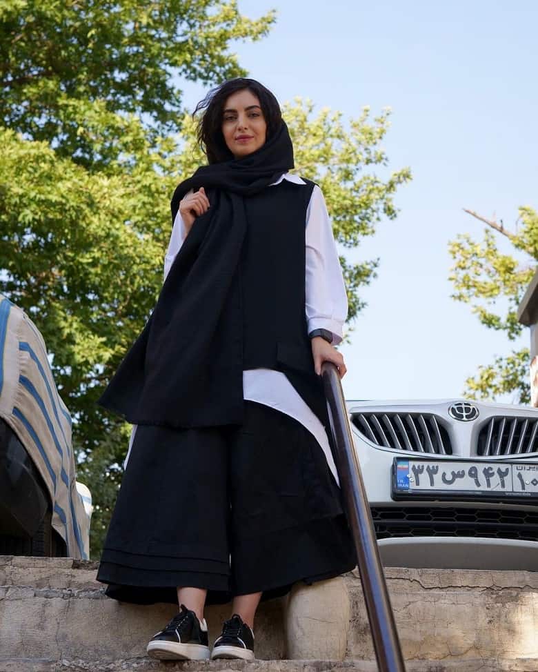 مهشید جوادی تیپ سیاه و سفید زده است.