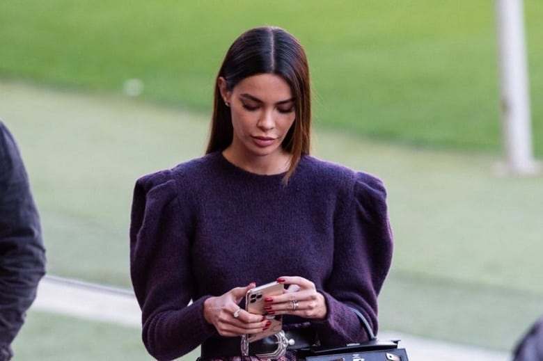 دنی آلوز به همسرش التماس کرده است.