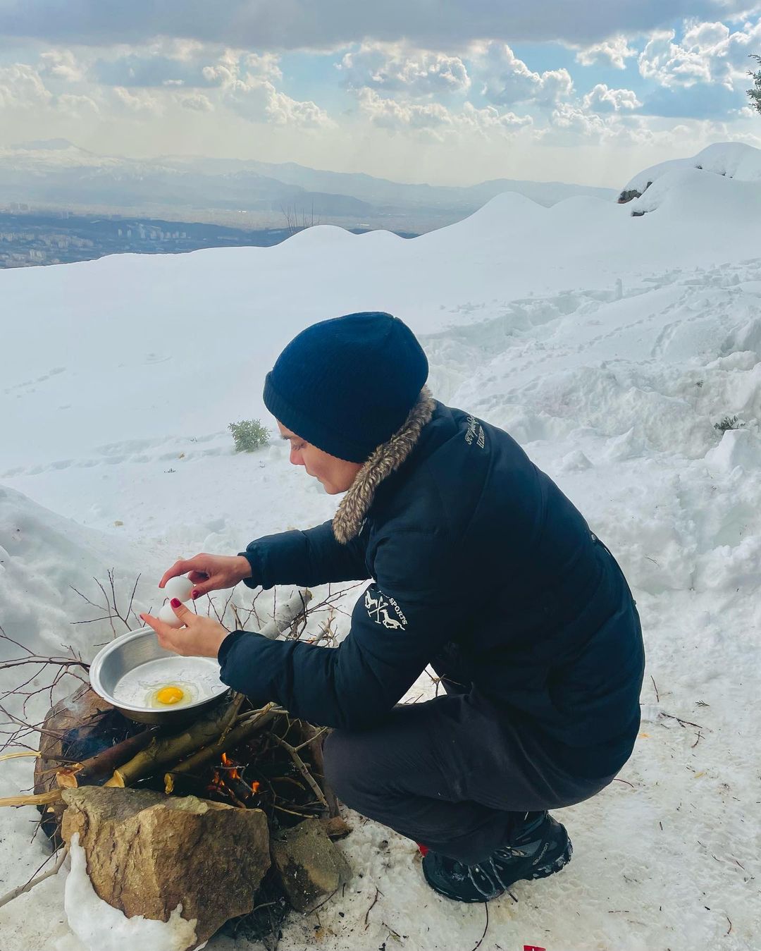 آشپزی جالب و باورنکردنی تینا آخوندتبار در ارتفاعات تهران!