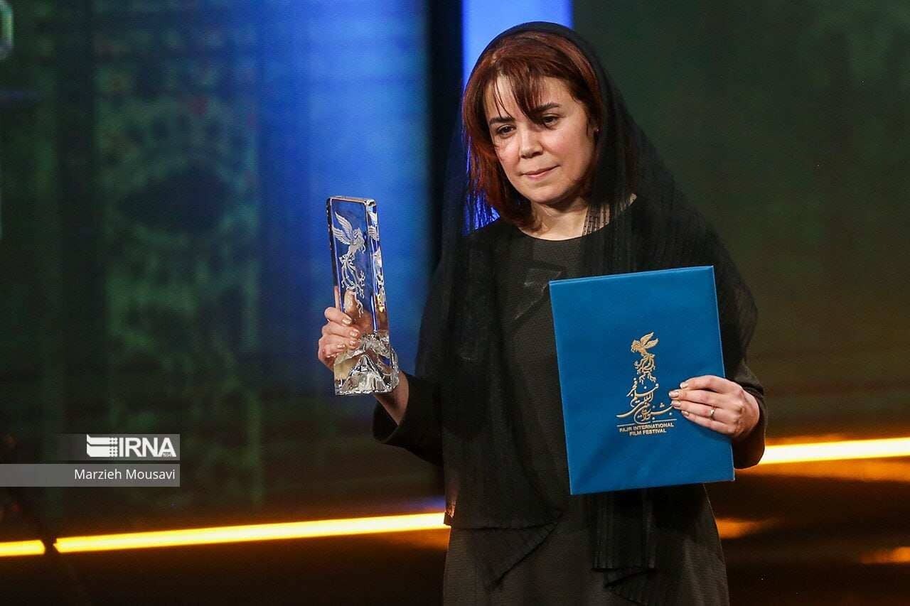 سیمرغ بلورین بهترین طراحی لباس به سارا سمیعی اهدا شد