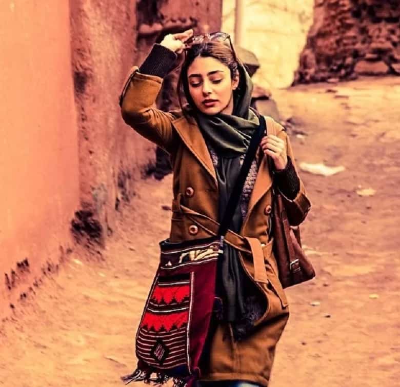 هستی مهدوی فر با در و دیوار خشتی هارمونی جالبی دارد.