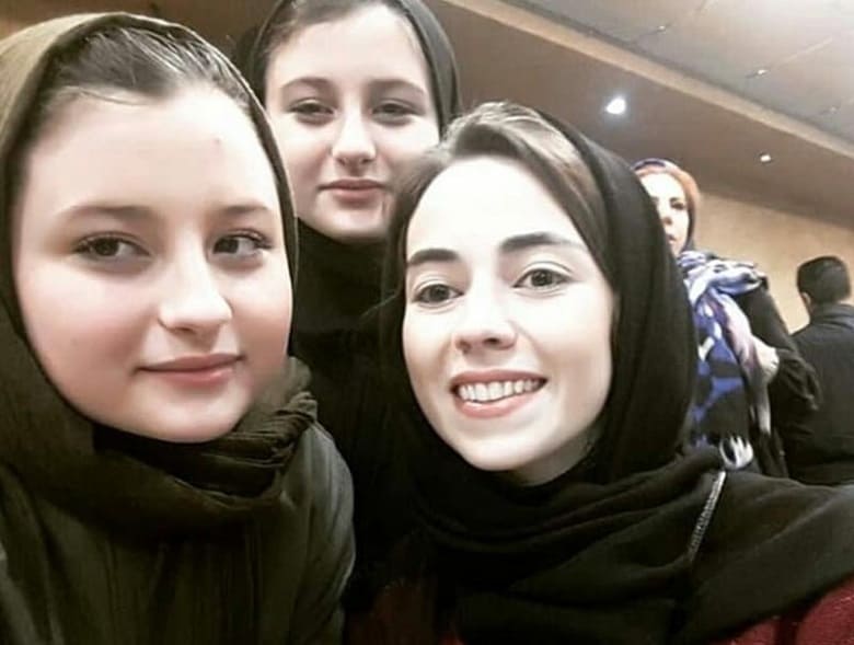 نیلوفر رجایی با سارا و نیکا صمیمی هستند.