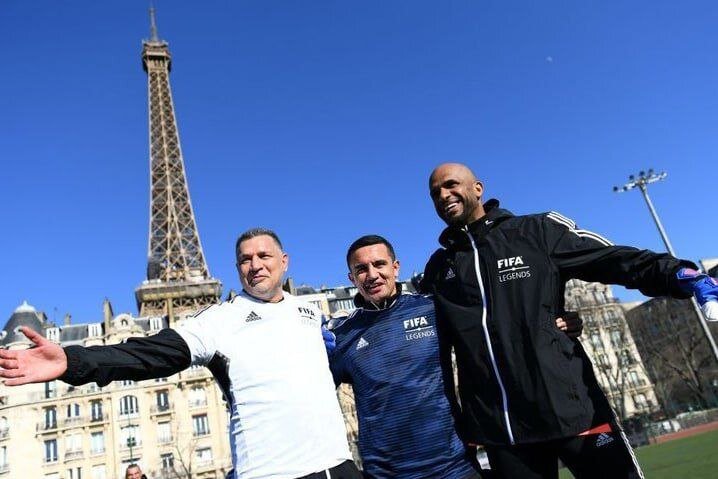 علی دایی با اسطوره های جهان زیر برج ایفل پا به توپ شدند / عکس