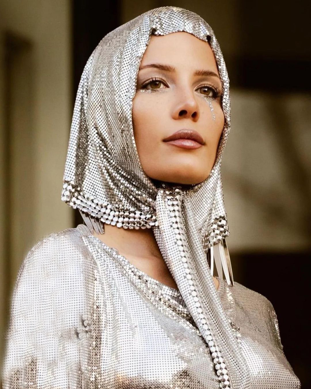 هالزی خواننده ۲۸ ساله با حجاب کامل در هفته مد پاریس حضور یافت و تصاویری که از او در فضای مجازی منتشر شد بسیار پر بازدید شد. هالزی خواننده ۲۸ ساله با حجاب کامل در هفته مد پاریس حضور یافت و تصاویری که از او در فضای مجازی منتشر شد بسیار پر بازدید شد.