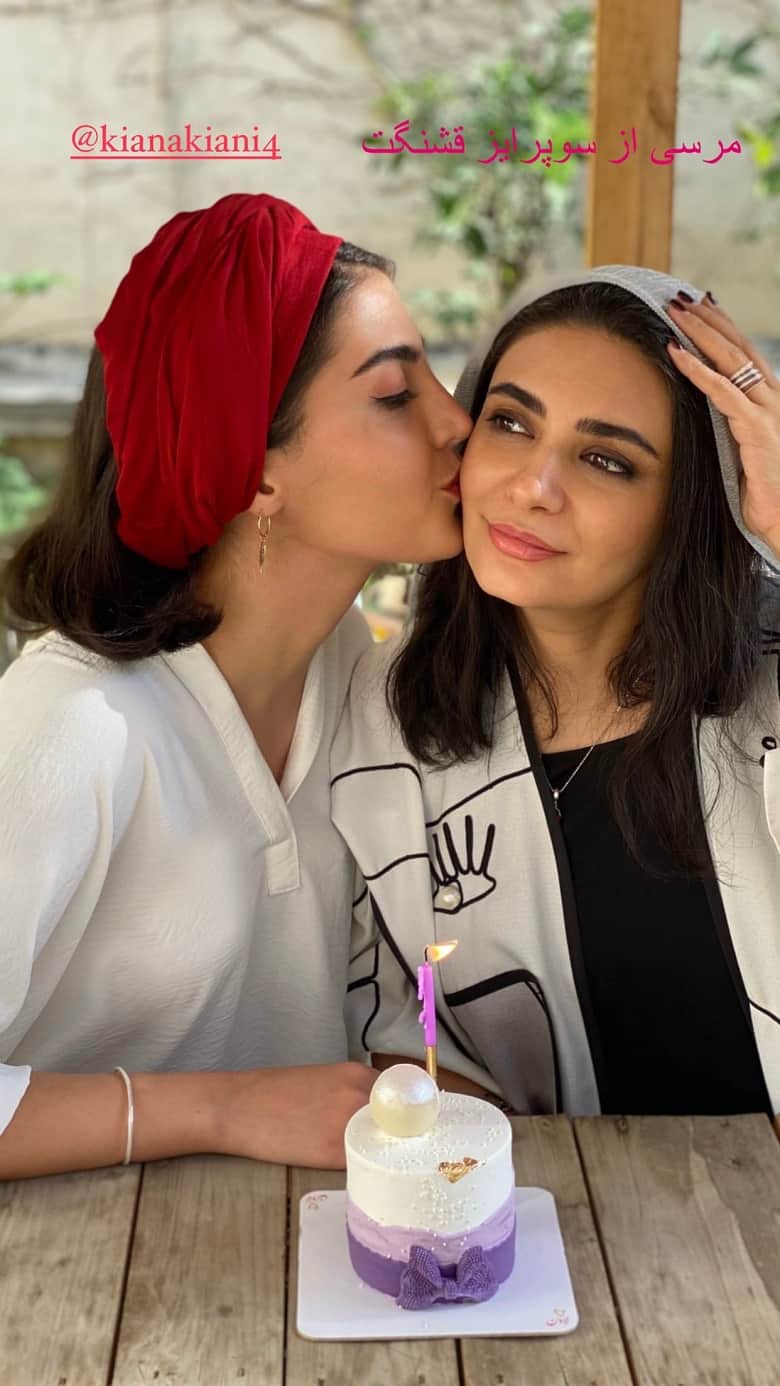 دوست لیندا کیانی بر گونهاش بوسه زده است. دوست لیندا کیانی بر گونهاش بوسه زده است.