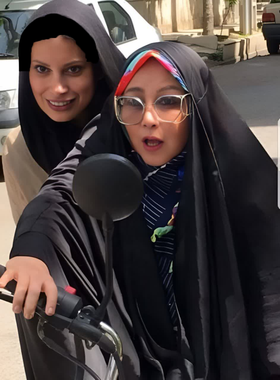 غوغای متورسواری "2 خانم بازیگر ایرانی" با چادر/ عکس غوغای متورسواری "2 خانم بازیگر ایرانی" با چادر/ عکس