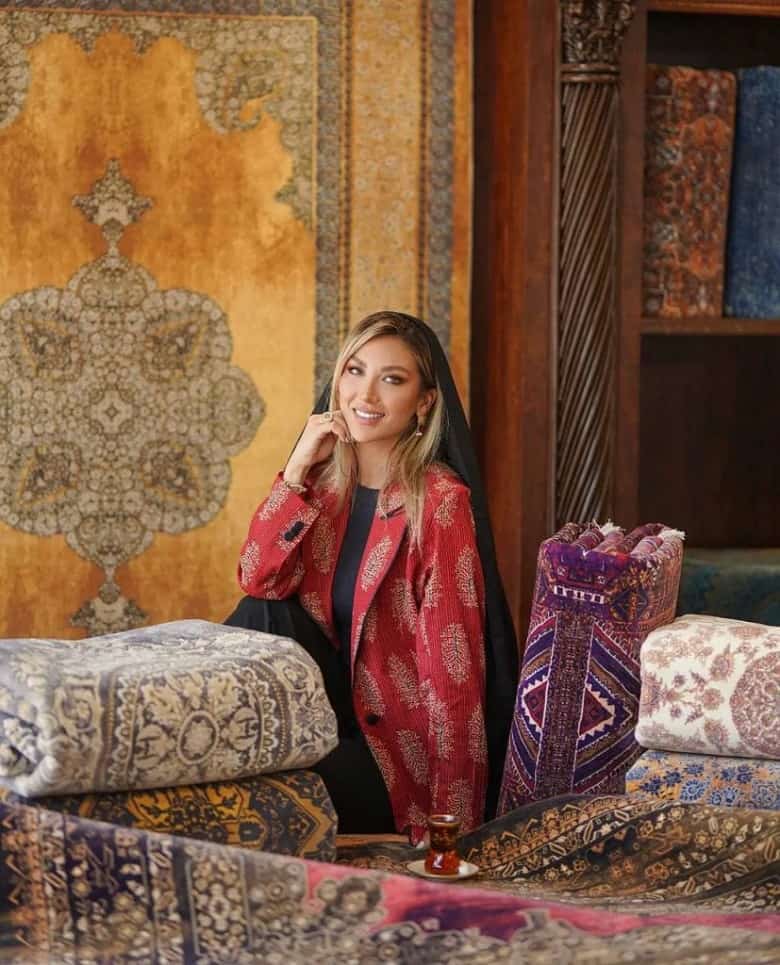 مینا مختاری همسر بهرام رادان در فضایی کاملا ایرانی عکس گرفته است.