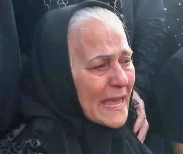 حال مادر مرحوم زهره فکورصبور در مراسم سالگرد دخترش بد بود.