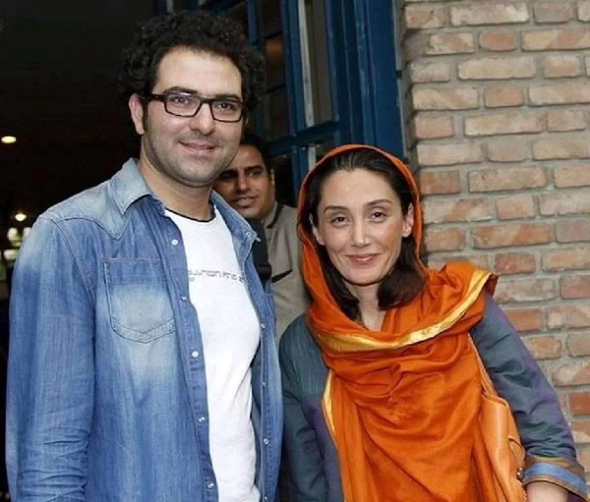 شوهر اول “هدیه تهرانی” این زن زیبا را برای ازدواج دوم انتخاب کرد/ عکس 24 اسفند 1401-13:59 0 760 کمتر از یک دقیقه محال است “هدیه تهرانی” را با این چهره بشناسید/ عکس 30 بهمن 1401-14:501375 کمتر از یک دقیقه محال است "هدیه تهرانی" را با این چهره بشناسید/ عکس تصویری از هدیه تهرانی با یک گریم خاص و لباسهای عربی منتشر شد که تشخیص چهره او بسیار سخت است. به گزارش وقت صبح به نقل از حیات خلوت، تصویری زمین تا اسمان متفاوت از چهره هدیه تهرانی سوپراستار دهه 70 و 80 سینمای ایران با چهره ای بسیار متفاوت منتشر شد. تصویری از شوهر اول هدیه تهرانی در کنار همسر بسیار زیبایش در جشن تولدش منتشر شد. به گزارش وقت صبح به نقل از فانیگما، هدیه تهرانی زمانی که ۳۵ ساله بود با هومن بهمنش که هشت سال از وی کوچکتر بود ازدواج کرد. این ازدواج طولی نکشید به طلاق ختم شد. هومن بهمنش که مدیر فیلمبرداری می باشد به تازگی با دختری به نام کیمیا ازدواج کرده است. محال است “هدیه تهرانی” را با این چهره بشناسید/ عکس 30 بهمن 1401-14:501375 کمتر از یک دقیقه محال است "هدیه تهرانی" را با این چهره بشناسید/ عکس تصویری از هدیه تهرانی با یک گریم خاص و لباسهای عربی منتشر شد که تشخیص چهره او بسیار سخت است. به گزارش وقت صبح به نقل از حیات خلوت، تصویری زمین تا اسمان متفاوت از چهره هدیه تهرانی سوپراستار دهه 70 و 80 سینمای ایران با چهره ای بسیار متفاوت منتشر شد. شوهر اول “هدیه تهرانی” این زن زیبا را برای ازدواج دوم انتخاب کرد/ عکس 24 اسفند 1401-13:59 0 760 کمتر از یک دقیقه محال است “هدیه تهرانی” را با این چهره بشناسید/ عکس 30 بهمن 1401-14:501375 کمتر از یک دقیقه محال است "هدیه تهرانی" را با این چهره بشناسید/ عکس تصویری از هدیه تهرانی با یک گریم خاص و لباسهای عربی منتشر شد که تشخیص چهره او بسیار سخت است. به گزارش وقت صبح به نقل از حیات خلوت، تصویری زمین تا اسمان متفاوت از چهره هدیه تهرانی سوپراستار دهه 70 و 80 سینمای ایران با چهره ای بسیار متفاوت منتشر شد. تصویری از شوهر اول هدیه تهرانی در کنار همسر بسیار زیبایش در جشن تولدش منتشر شد. به گزارش وقت صبح به نقل از فانیگما، هدیه تهرانی زمانی که ۳۵ ساله بود با هومن بهمنش که هشت سال از وی کوچکتر بود ازدواج کرد. این ازدواج طولی نکشید به طلاق ختم شد. هومن بهمنش که مدیر فیلمبرداری می باشد به تازگی با دختری به نام کیمیا ازدواج کرده است. محال است “هدیه تهرانی” را با این چهره بشناسید/ عکس 30 بهمن 1401-14:501375 کمتر از یک دقیقه محال است "هدیه تهرانی" را با این چهره بشناسید/ عکس تصویری از هدیه تهرانی با یک گریم خاص و لباسهای عربی منتشر شد که تشخیص چهره او بسیار سخت است. به گزارش وقت صبح به نقل از حیات خلوت، تصویری زمین تا اسمان متفاوت از چهره هدیه تهرانی سوپراستار دهه 70 و 80 سینمای ایران با چهره ای بسیار متفاوت منتشر شد.