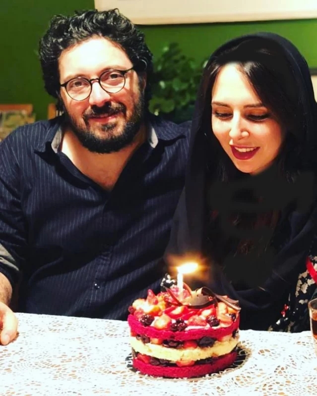 محال است “هدیه تهرانی” را با این چهره بشناسید/ عکس 30 بهمن 1401-14:501375 کمتر از یک دقیقه محال است "هدیه تهرانی" را با این چهره بشناسید/ عکس تصویری از هدیه تهرانی با یک گریم خاص و لباسهای عربی منتشر شد که تشخیص چهره او بسیار سخت است. به گزارش وقت صبح به نقل از حیات خلوت، تصویری زمین تا اسمان متفاوت از چهره هدیه تهرانی سوپراستار دهه 70 و 80 سینمای ایران با چهره ای بسیار متفاوت منتشر شد. محال است “هدیه تهرانی” را با این چهره بشناسید/ عکس 30 بهمن 1401-14:501375 کمتر از یک دقیقه محال است "هدیه تهرانی" را با این چهره بشناسید/ عکس تصویری از هدیه تهرانی با یک گریم خاص و لباسهای عربی منتشر شد که تشخیص چهره او بسیار سخت است. به گزارش وقت صبح به نقل از حیات خلوت، تصویری زمین تا اسمان متفاوت از چهره هدیه تهرانی سوپراستار دهه 70 و 80 سینمای ایران با چهره ای بسیار متفاوت منتشر شد.