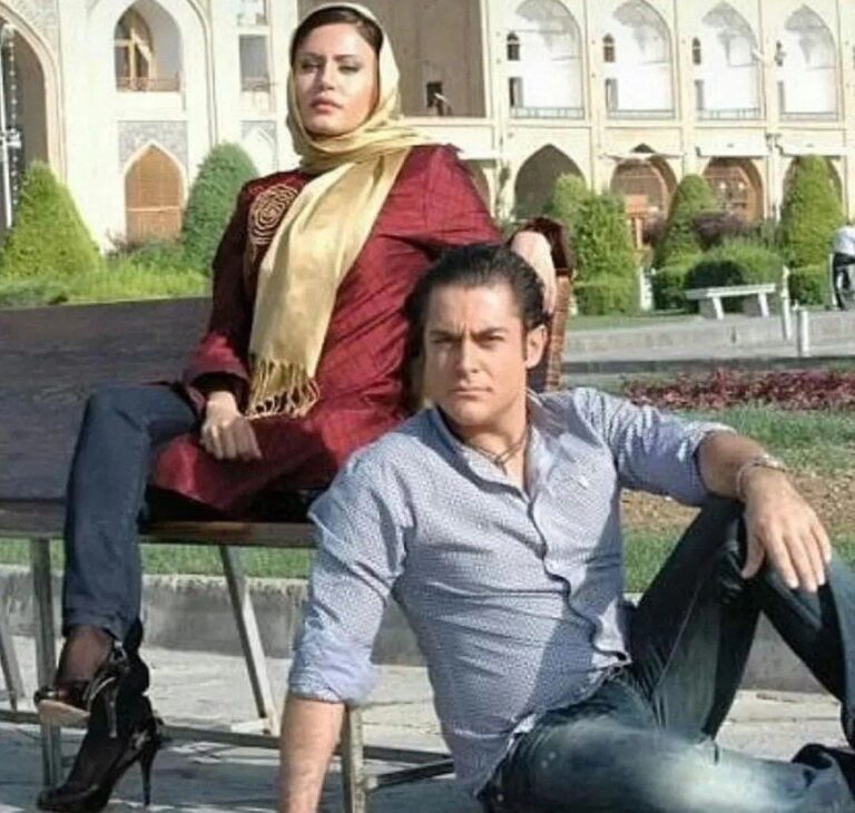 به تازگی عکسی از محمدرضا گلزار و الناز شاکردوست در میدان نقش جهان اصفهان منتشر شده و در فضای مجازی دست به دست میشود. به تازگی عکسی از محمدرضا گلزار و الناز شاکردوست در میدان نقش جهان اصفهان منتشر شده و در فضای مجازی دست به دست میشود.