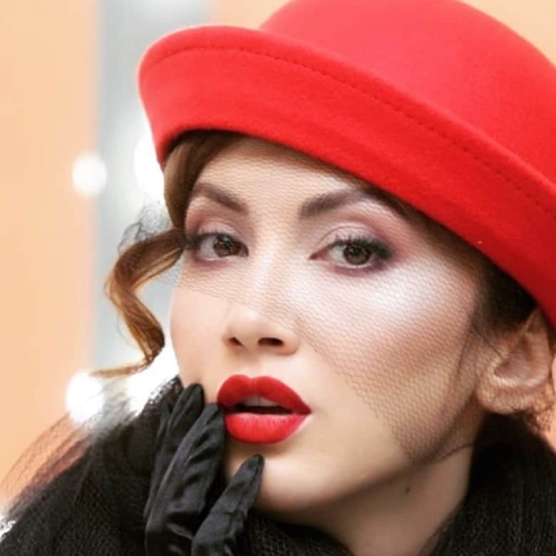 سمیرا حسینی کلاه‌های عجیب و غریبی بر سر گذاشته بود.