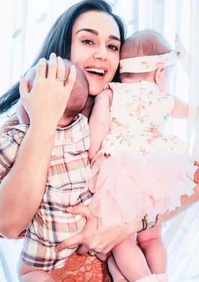 خانم بازیگر مشهور هندی: دست از سر دخترم بردارید!