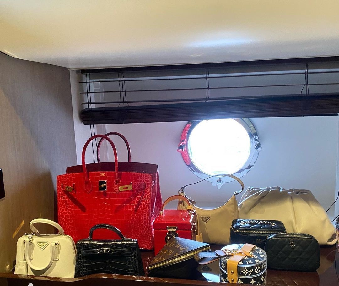 خودنمایی "جورجینیا" با کلکسیون کیف های گران قیمتش/ عکس