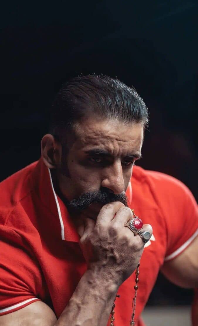 ژست عجیب هادی چوپان با انگشترهای خاص