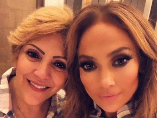 "جنیفر لوپز" و مادرش که همسن به نظر می رسند/ تصویر "جنیفر لوپز" و مادرش که همسن به نظر می رسند/ تصویر