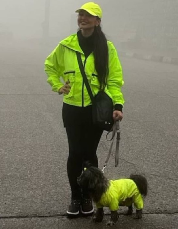 بدل “نفیسه روشن” و سگش لباس یک شکل پوشیدند/ عکس