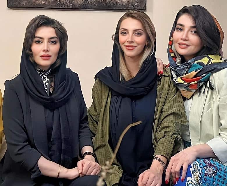 عکس/ روژان نون. خ با چهره‌ای متفاوت در کنار دوستان خوشتیپش!