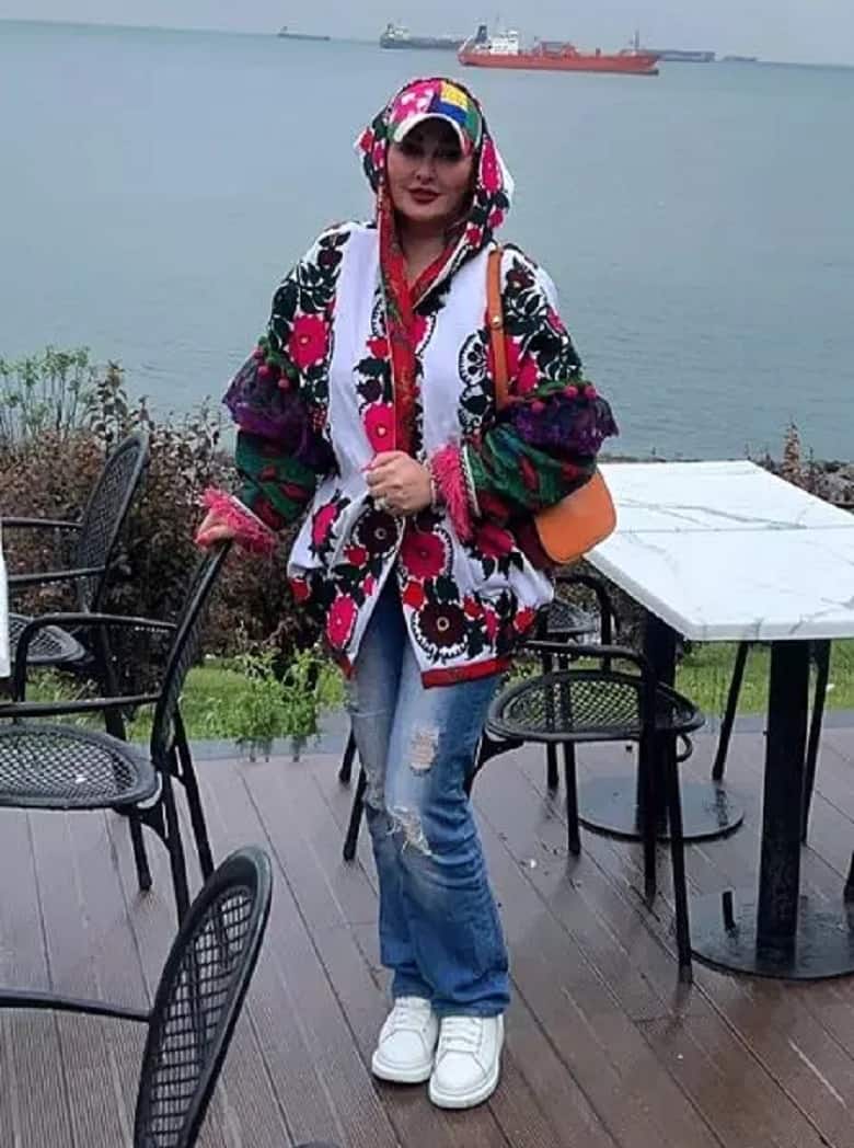 عکس لب ساحلی الهام حمیدی با تیپی متفاوت