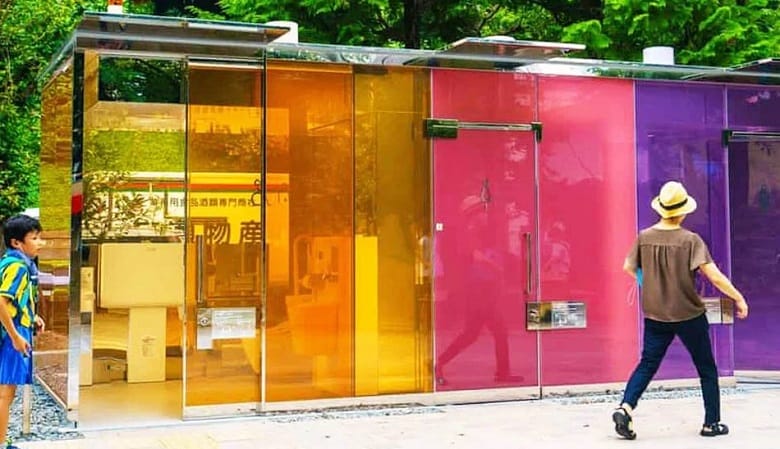 تصاویر/ توالت عمومی شفاف در ژاپن و دلیل عجیب ساخت آن!