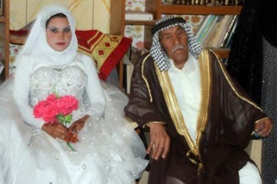 ازدواج عجیب پدربزرگ 92 ساله با دختر 70 سال کوچکتر/ عکس عروسی