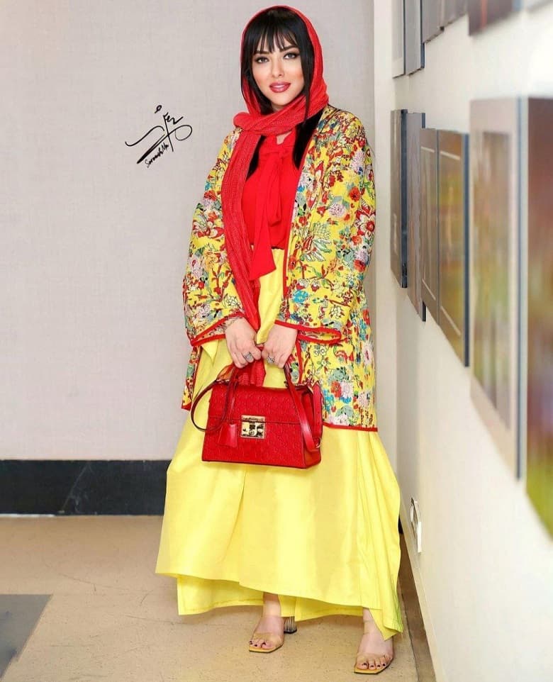 تصاویر/ تیپ شیک لیلا اوتادی با کت و دامن رنگارنگ