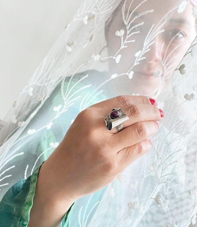 “سحر ولد بیگی” انگشترش را به رخ همه کشید/ عکس “سحر ولد بیگی” انگشترش را به رخ همه کشید/ عکس