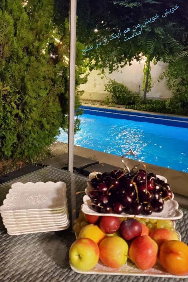 عکس/ حدیث فولادوند حیاط و استخر خانه گران قیمتش را به رخ کشید!